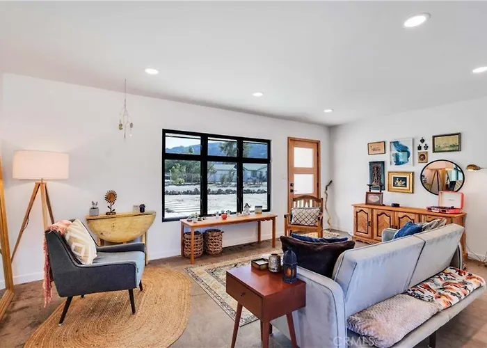 Cozy Fresh Desert Hideaway, 5 Mins To Joshua Tree