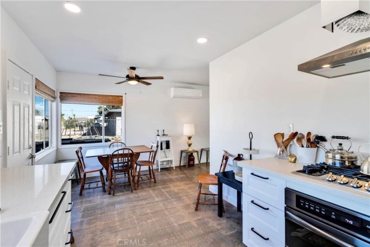Cozy Fresh Desert Hideaway, 5 Mins To Joshua Tree *